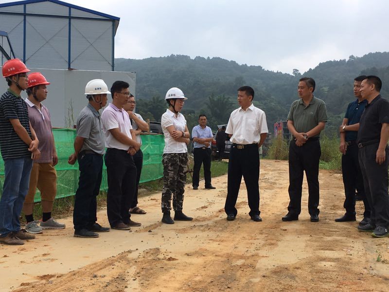 黄贤昌书记向项目部询问工程进展情况和存在难题.jpg