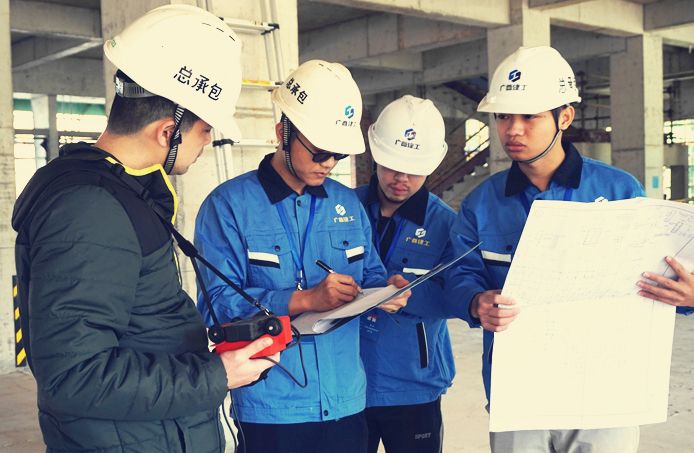 工地现场当真钻研施工质量问题（左二李斌，右一蔡仁辉）.jpg