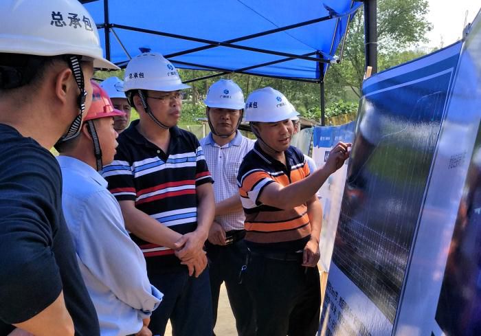 1陈祖训听取项目掌管人汇报进度情况。陆海鹏摄_700x489.jpg