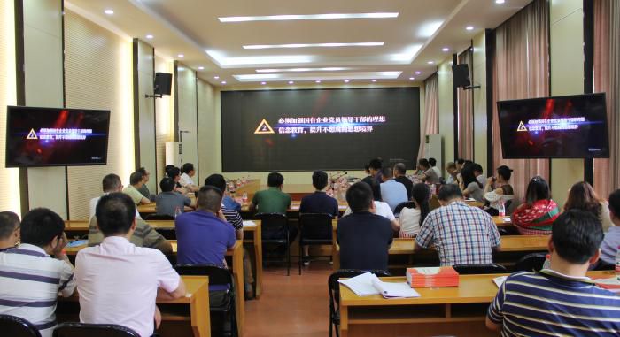 11旁观现场。韦文 摄700.JPG