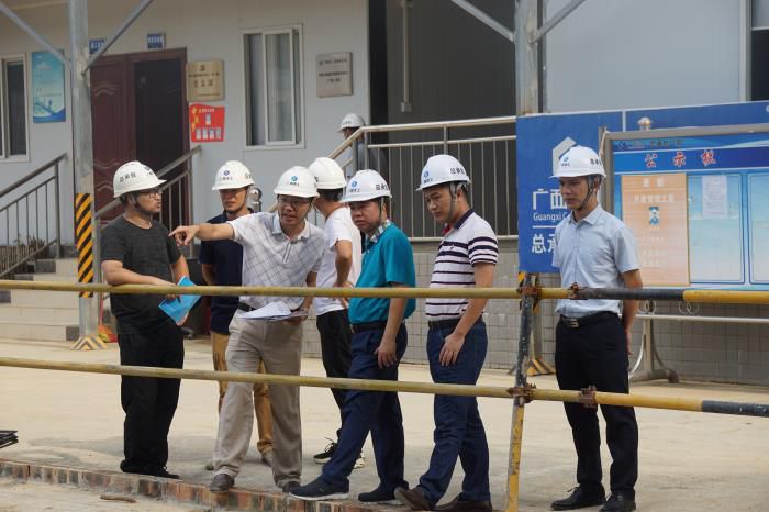 2岑廷义询问项目施工情况。刘萌萌 摄700.JPG