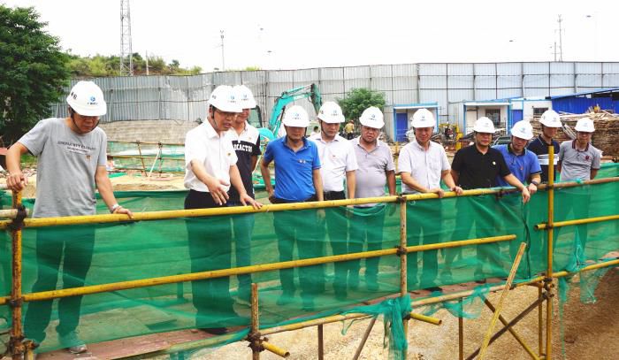 2.1陈祖训深刻施工现场进行查抄领导。谢微旋 摄700.JPG