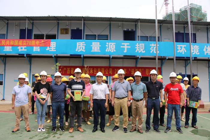 1送清冷活动现场。农茜茜 摄700.JPG