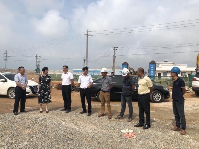 3视察项目现场。卢丽君 摄700.JPG