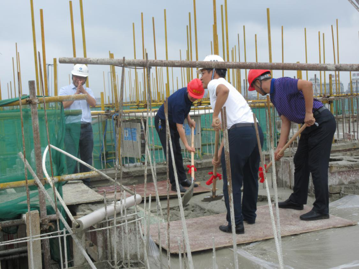 1.封顶典礼现场。李丽淇 摄700.png