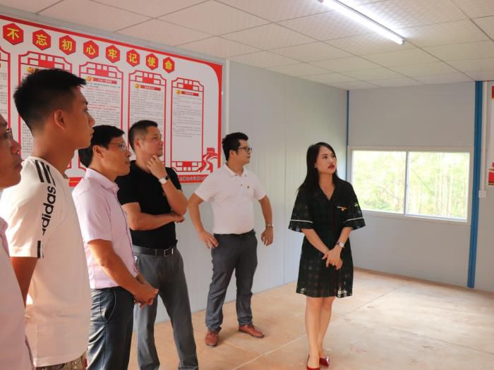 3参观党员活动室。 杨俊峰 摄700.jpg