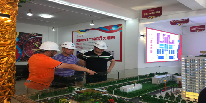 3参观现场。岑明伟 摄700.png