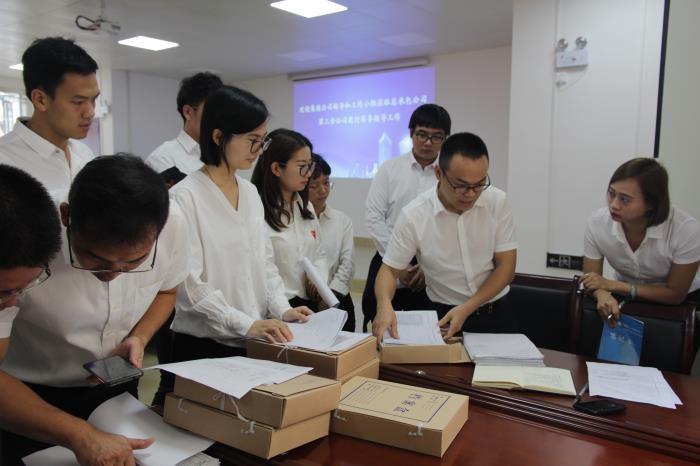 8.1查抄有关资料。邓灿滨 摄700.JPG