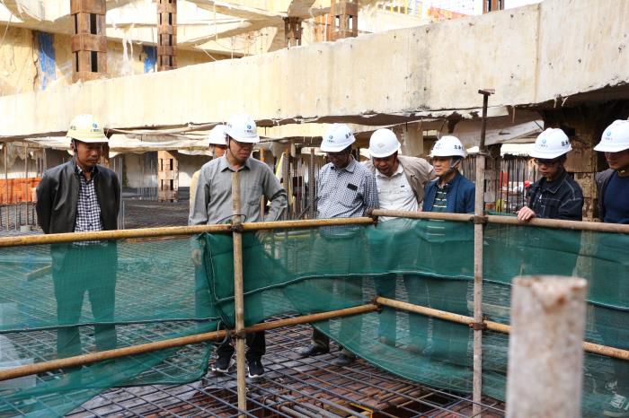 5.1陈祖训带队到二分公司自治区工业设计院危改项目查抄。张钊林 摄700.JPG