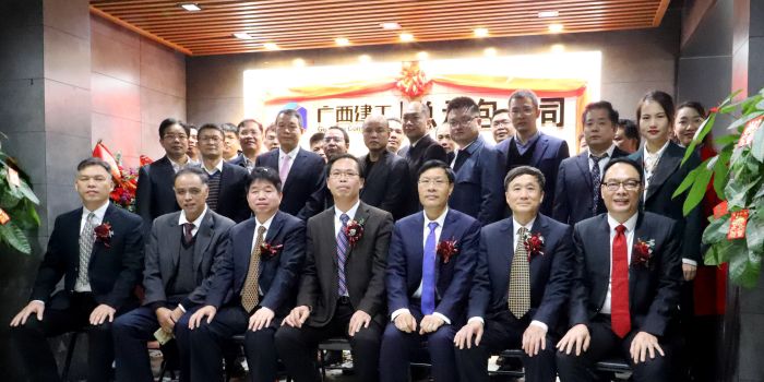 公司在家辅导与各单元代表合影留想。王威海 摄.jpg