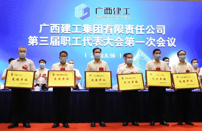 陈祖训上台领取广西银娱优越会717集团“2019年度先进单元”。李立云 摄.jpg