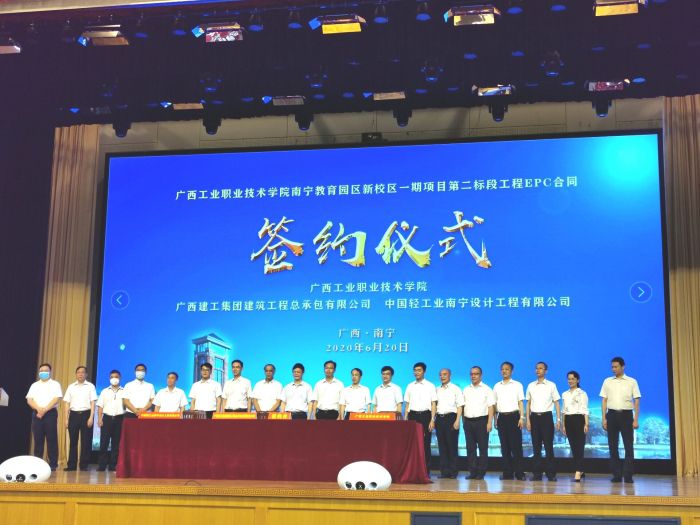 签约合影。 王瑾贞 摄.jpg