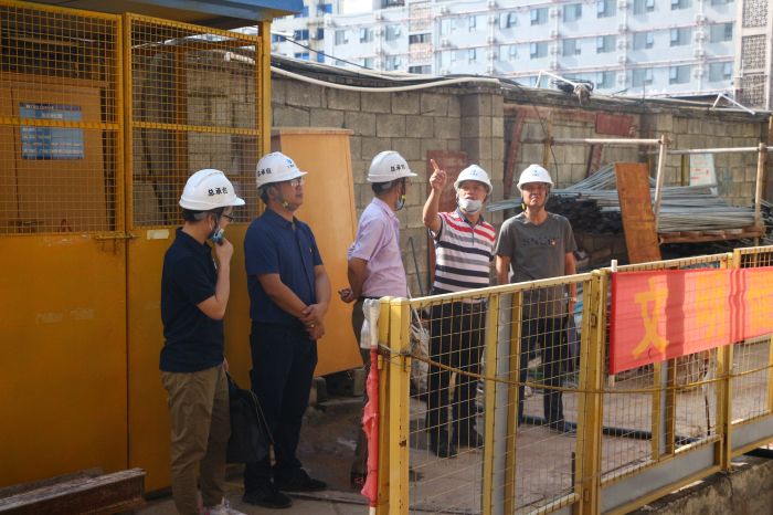 调研领导施工现场。张钊林 摄.jpg