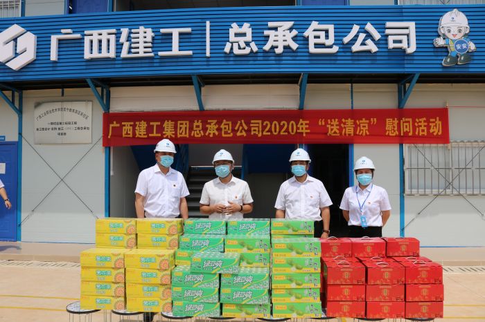 1陆烜送清冷慰问品。 黄璐璐 摄.jpg