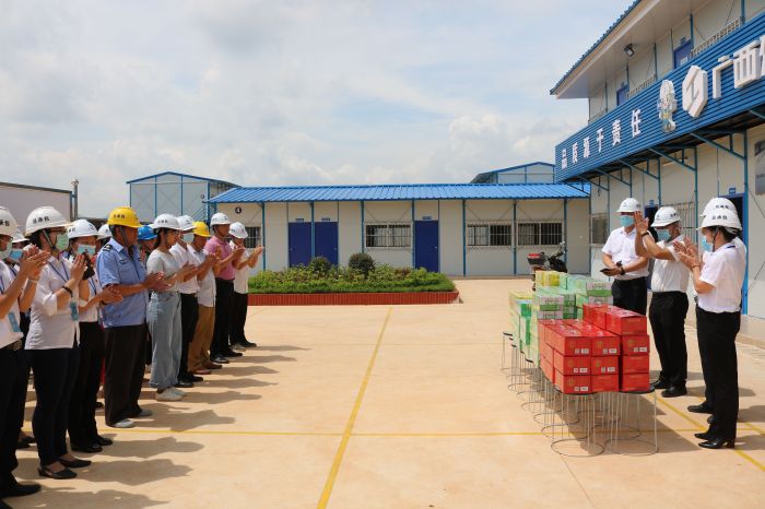 2送清冷现场。 黄璐璐 摄.jpg