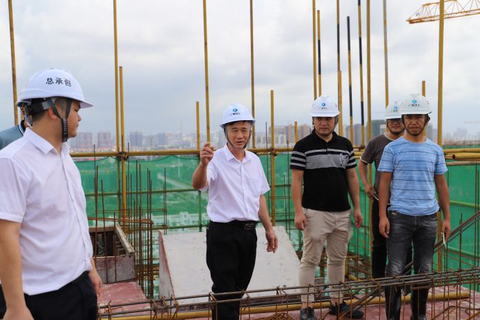 领导现场施工。侯建杰 摄.jpg
