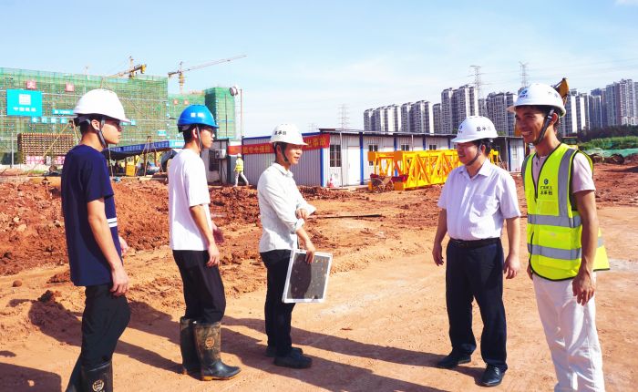 （备。┽⒁迳羁滔殖〔榭，并与青年治理员亲切交谈。谢微旋 摄.jpg