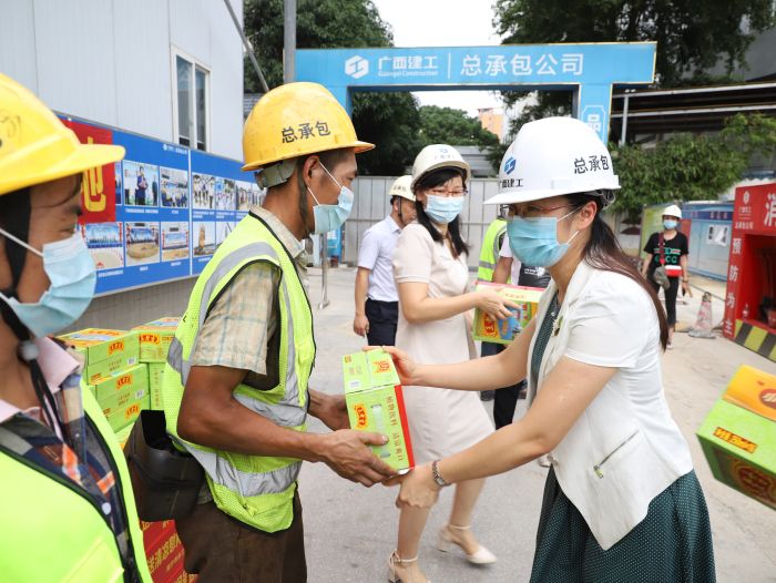 发放清冷饮品。李立云 摄.jpg