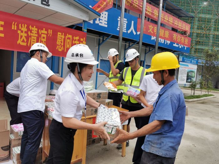 黄春玲给农夫工奉上清冷慰问品。 王瑾贞 摄.jpg