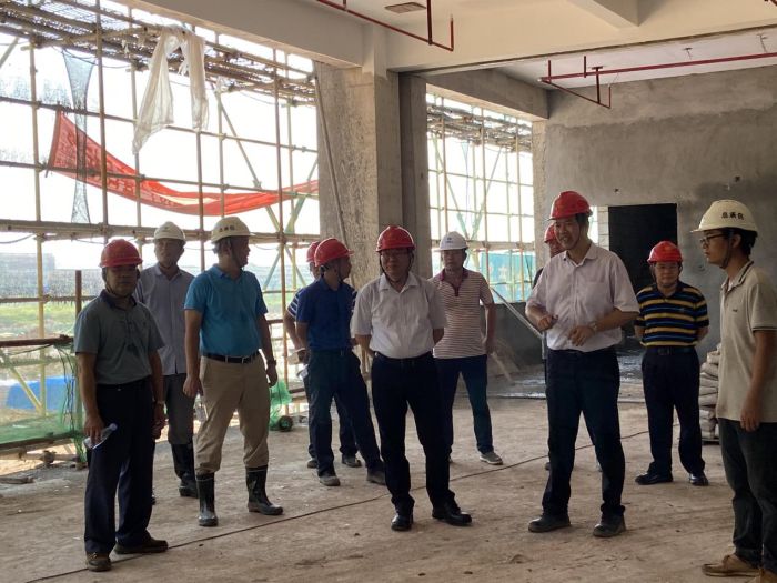 1实地查看东B-1食堂建设情况。韦艳兰 摄.jpg