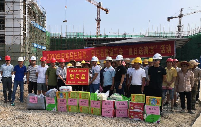 “送清冷”活动现场。 梁武益 摄.jpg