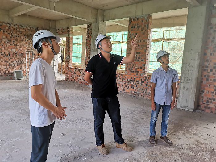 鲁立在现场领导工作。冯翔 摄.jpg