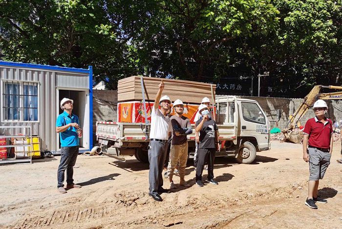 现场查看。陆大南 摄.jpg