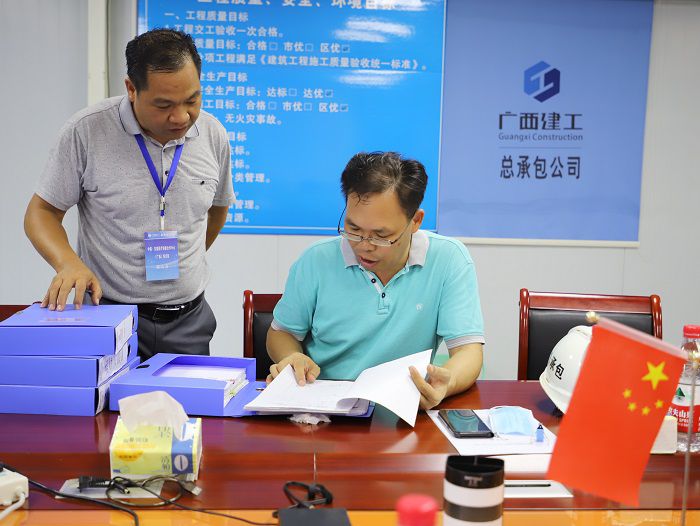 陈祖训查抄项目安全资料。 李立云 摄.JPG