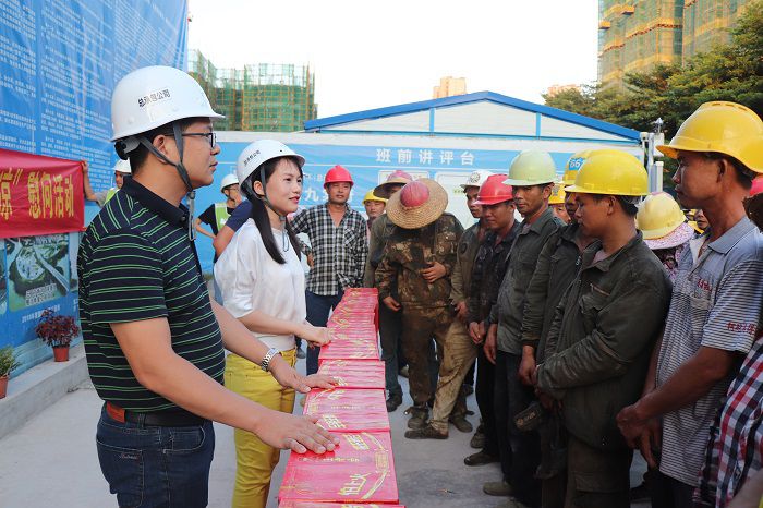 梁思赫慰问农夫工。 唐霞 摄.JPG