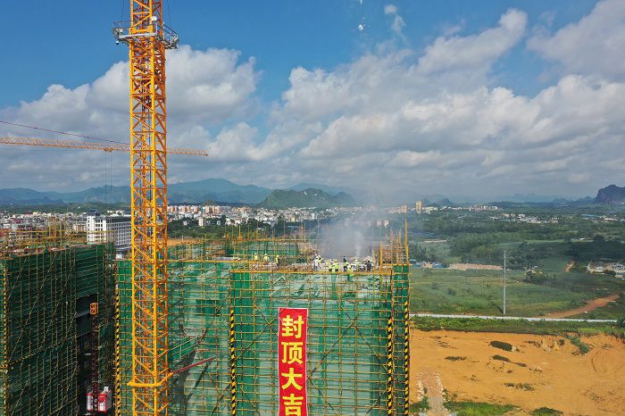 封顶照片。卢瑞阳 摄.JPG