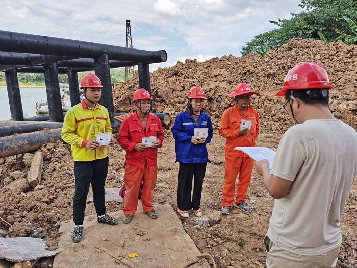 安全技术交底现场。 黄璐璐 摄.jpg