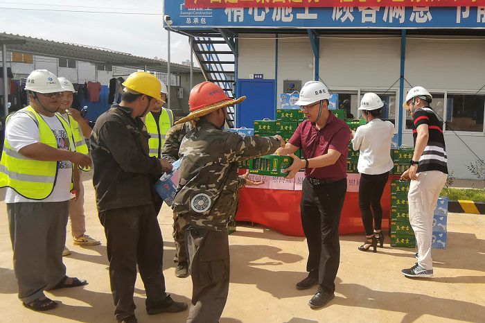 “送清冷”活动现场。 梁武益 摄.jpg