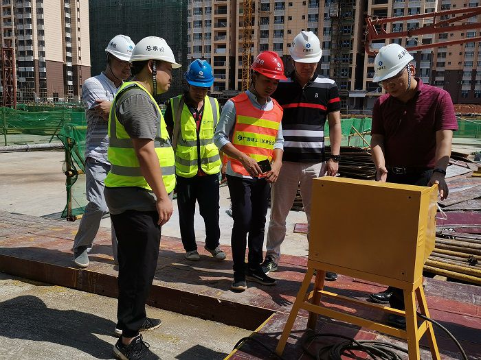 查抄楼层活动箱一时用电。 熊明未 摄.jpg