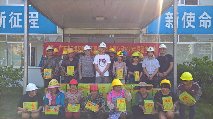 河池高中项目部慰问现场。 刘华山 摄.jpg