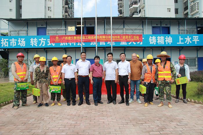 合照。邓灿滨 摄.JPG