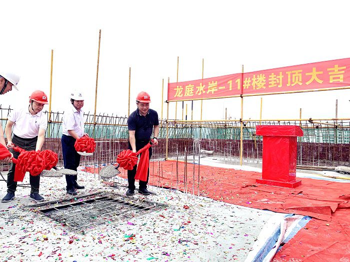 浇筑最后一方混泥土。周林哲 摄.jpg