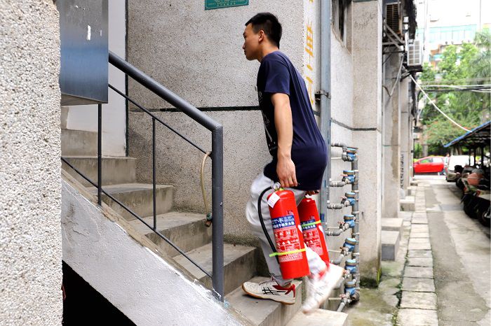 4.2 服务队把灭火器放到各楼栋（单元）3楼.JPG