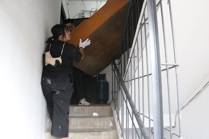 搬运杂物。刘萌萌 摄.JPG