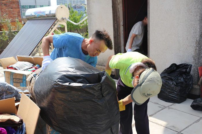 收运垃圾。刘萌萌 摄.JPG