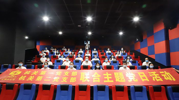 6号厅观影人员合影。李立云 摄.JPG