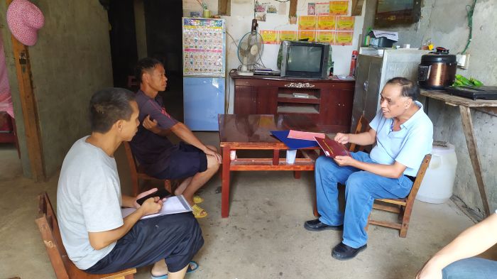 08猎旖均到结队助扶穷困户家中走访.jpg