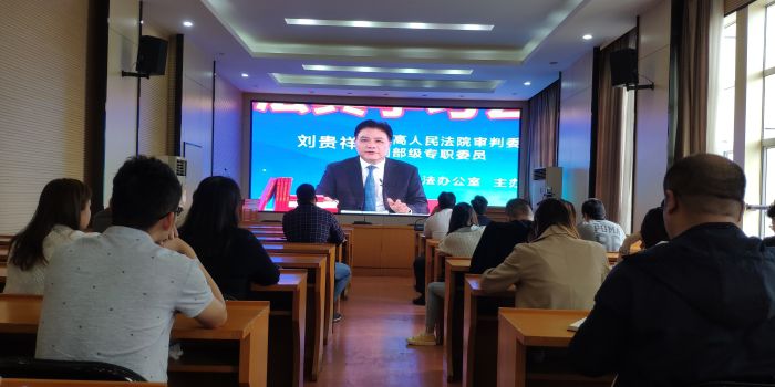 56机关职工集中旁观公开课 王威海摄 .jpg