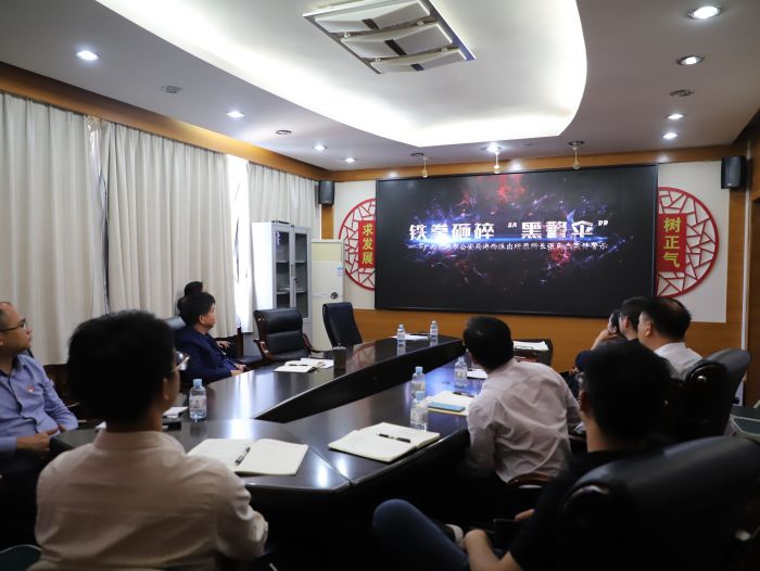 旁观警示教育片。韦文 摄.jpg