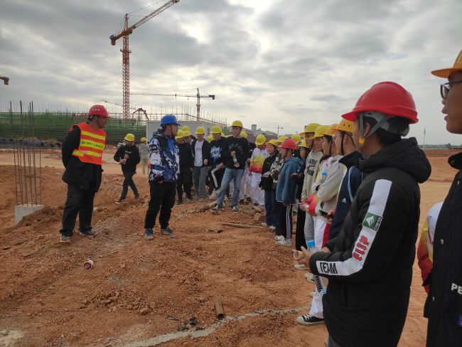 广西工业职业技术学院组织学生到六分公司项目观摩进建.jpg