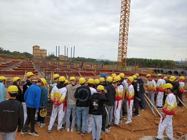 学生观摩进建现场。龙兆开 摄.jpg