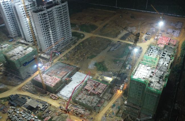 A地块夜间多个楼栋同时浇筑混凝土。卢瑞阳 摄.jpg