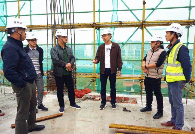 公司董事长、党委书记陈祖训深刻现场调研领导；瓶『 摄.jpg