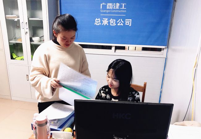 内业工作组加班加点力杏装当日事当日毕”；瓶『 摄.jpg