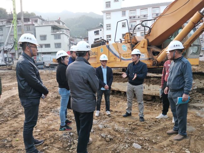 【曾总】到金秀民族幼学项目查抄；魄旄 摄.jpg