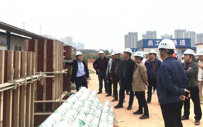 观摩现场，各人当真进建。雷嘉兴 摄.jpg